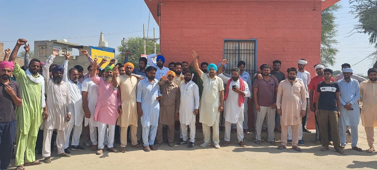 Controversy over paddy procurement is not stopping, farmers protest against harvesting in the name of moisture continues