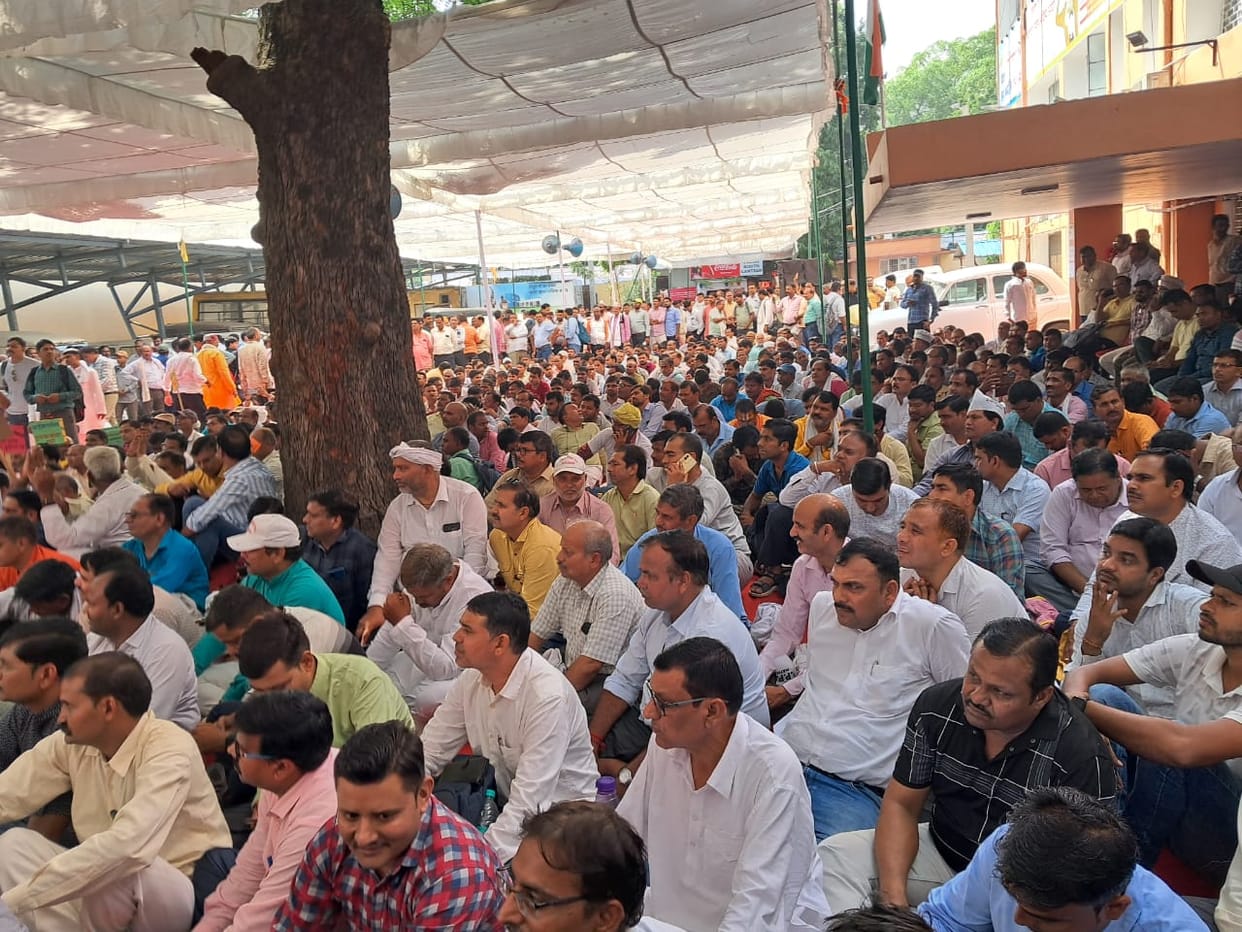Want only old pension, 400 teachers of the district roared in Lucknow