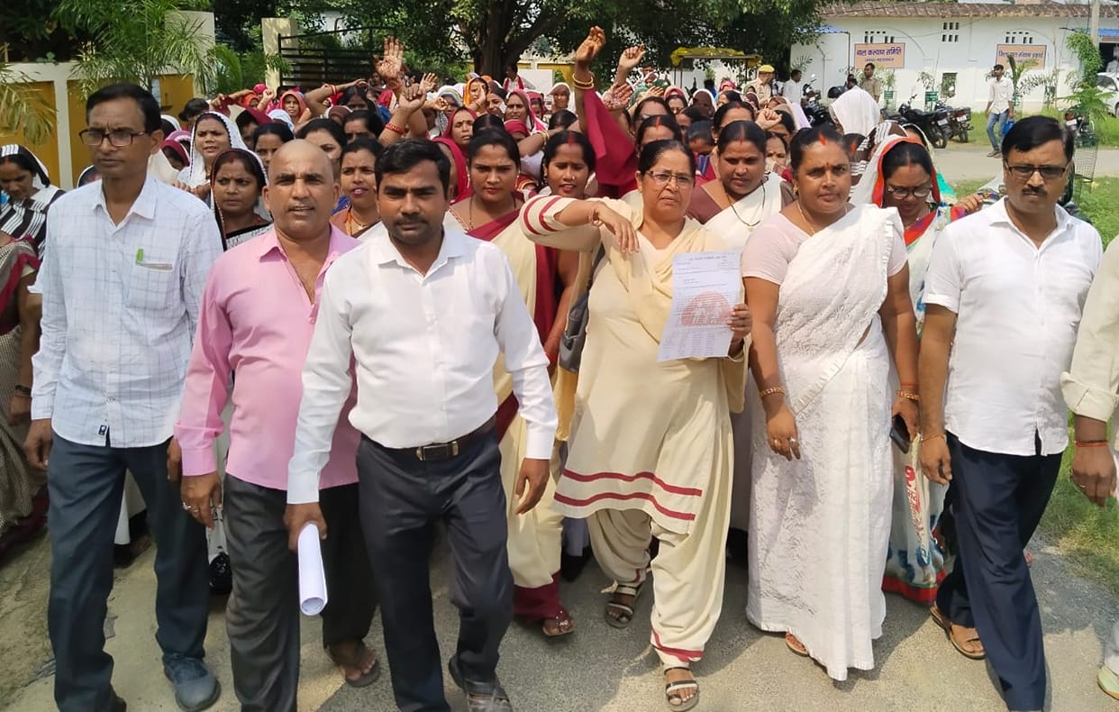 ASHA workers demonstrated, submitted memorandum