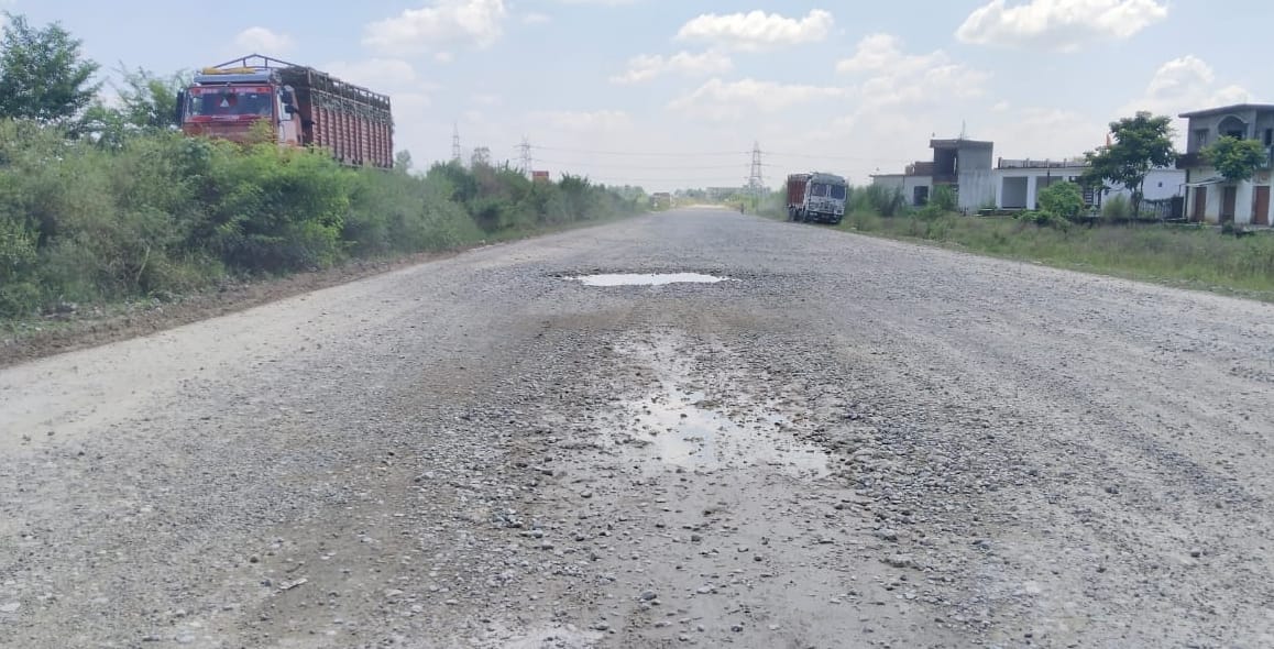 Construction of four lane between Najibabad-Haridwar is going on slower than a tortoise.