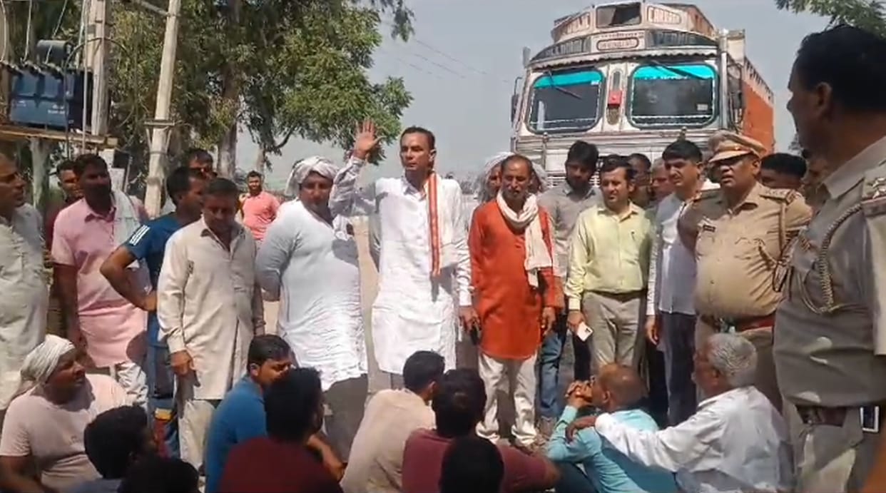 Villagers blocked the road after discussions with XEN failed to find a solution, opened after 33 minutes
