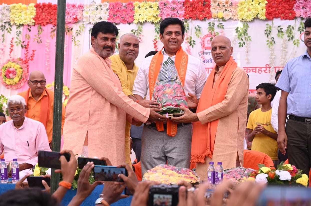 Stoppage of Gomtinagar-Chhapra Kachari Express also started in Pipraich.