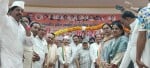 काशीपुर में कांग्रेस कार्यकर्ता सम्मेलन में बड़ी माला पहनाकर पदाधिकारियों का स्वागत करते कांग्र