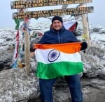 साउथ अफ्रीका की सबसे ऊंची पर्वत चोटी पर तिरंगा फहराते कृष्ण खुराना।