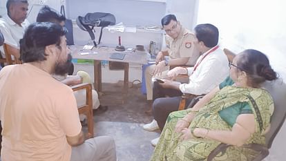 Pilibhit News: पोस्टमास्टर पर 50 हजार रुपये गायब करने का आरोप, हंगामा Postmaster accused of missing 50 thousand rupees, uproar