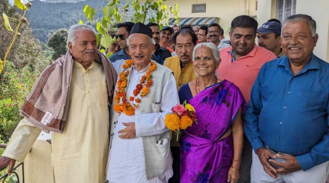 Former Governor Koshyari meets elderly RSS leader