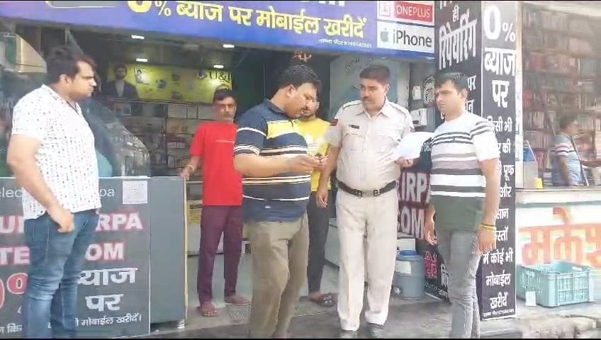 Theft in 4 shops by breaking the roof door