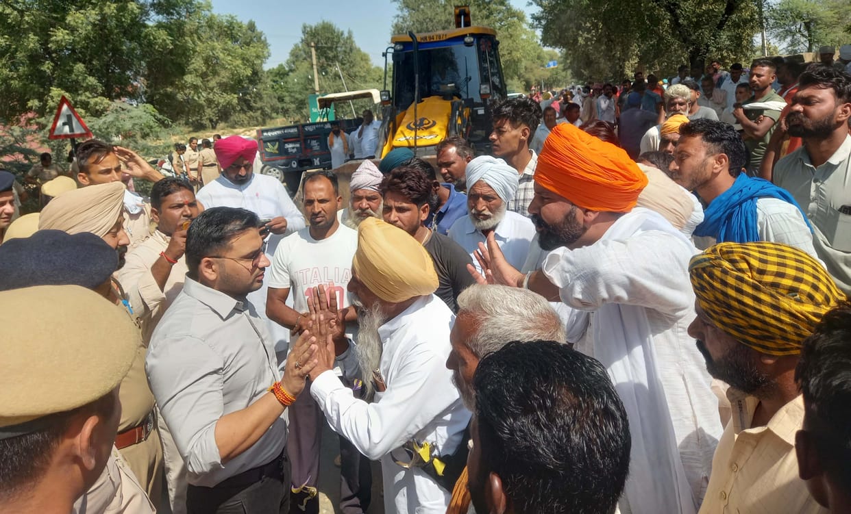 In Odhan, the administration demolished the construction and removed the encroachment, women climbed on the roof and raised slogans