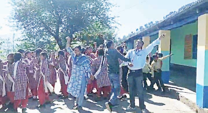 Students brought PET medal without winning, made to sit on eyelids, school staff also danced in joy