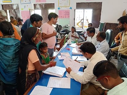 Pilibhit News: दिव्यांग स्कूली बच्चों के लिए लगा परीक्षण शिविर Testing camp organized for disabled school children