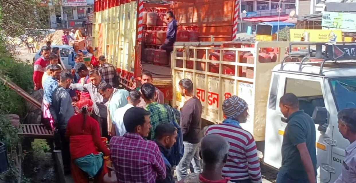 lpg shortagein rajgargh=people facing problem