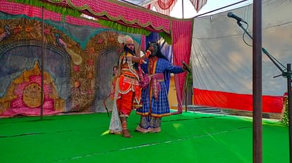 Pilibhit News: रामलीला में हुआ शिव पार्वती लीला का मंचन Shiva Parvati Leela staged in Ramlila