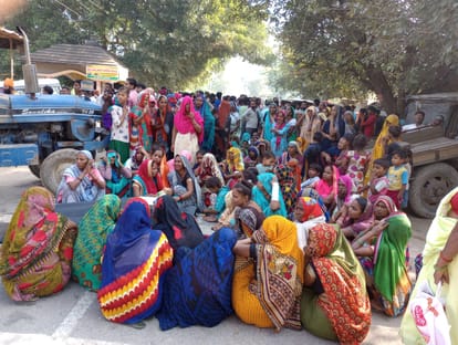 The family blocked the Bisalpur-Deoria road by keeping the dead body