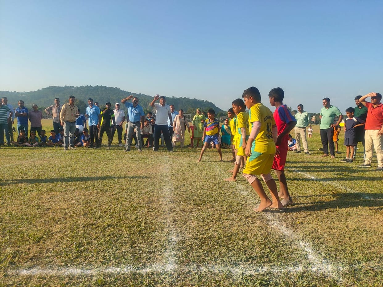 Hamirpur defeated Sujanpur in girls badminton competition