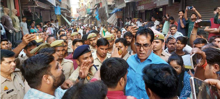 Bulldozer roared in the market, traders protested