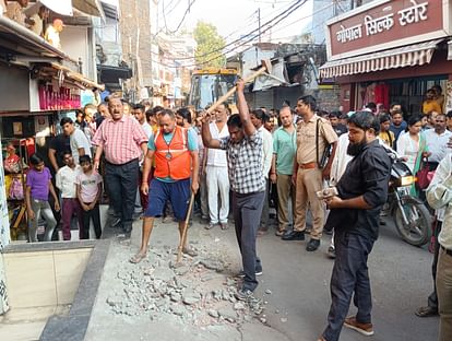 Pilibhit News: अतिक्रमण पर फिर जागे अफसर, स्टेशन रोड पर चलाया अभियान Officers woke up again on encroachment, launched campaign on Station Road