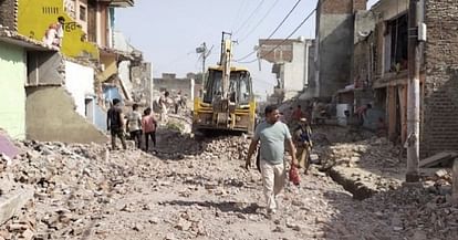 Bulldozer runs on encroachment in Dataganj for the third day under tight security