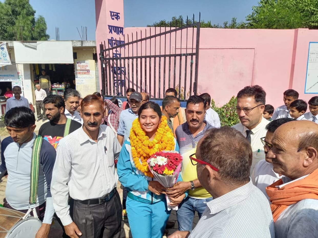 Vanshika took part in the national quarter finals of wrestling, welcomed on reaching school