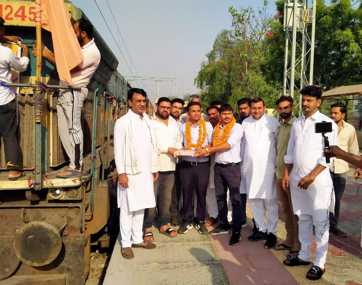 Jambha special train welcomed on reaching Adampur