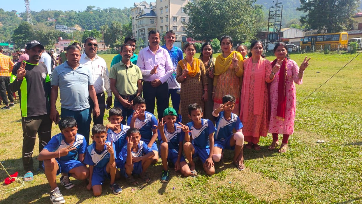 Hamirpur defeated Sujanpur in badminton