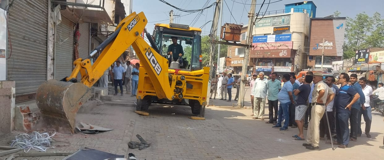 Encroachment removed continuously for 7 hours, 350 platforms and tin sheds demolished