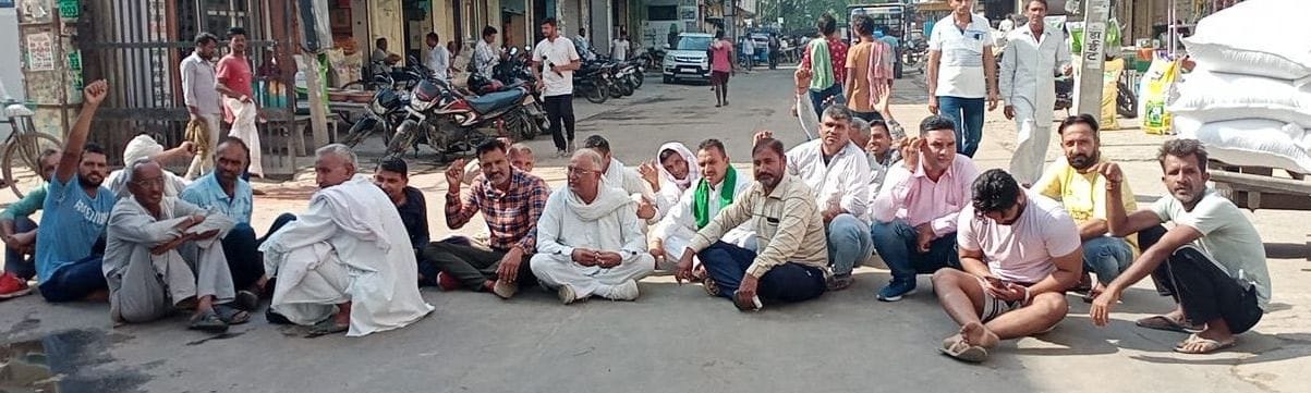 Farmers blocked the road demanding DAP
road jam