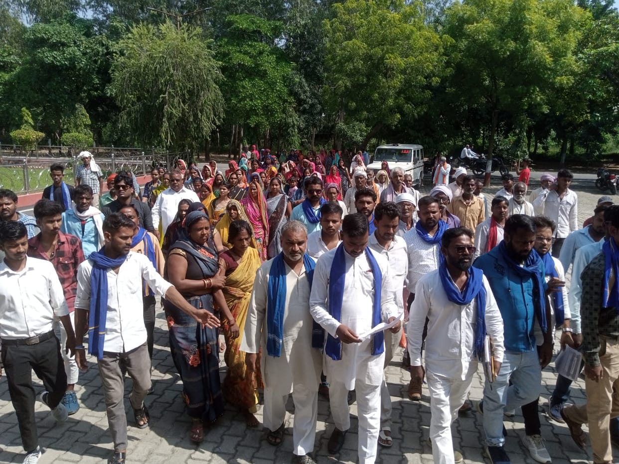 Sant Kabir Nagar: Get a bulldozer working on the house of the murderer.
