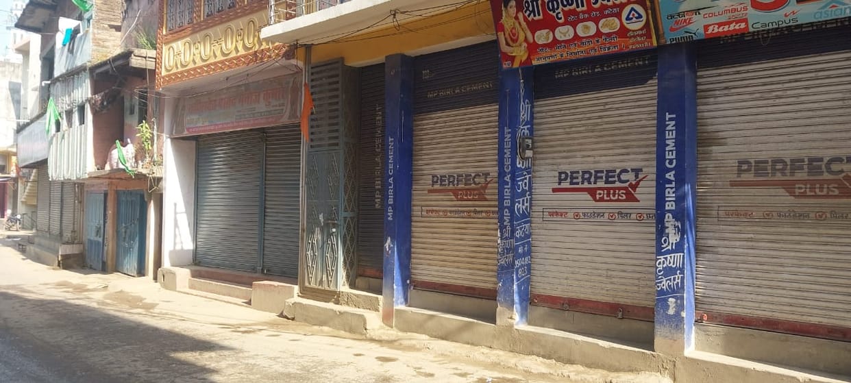 Angered by police action, traders kept shops closed, police force deployed