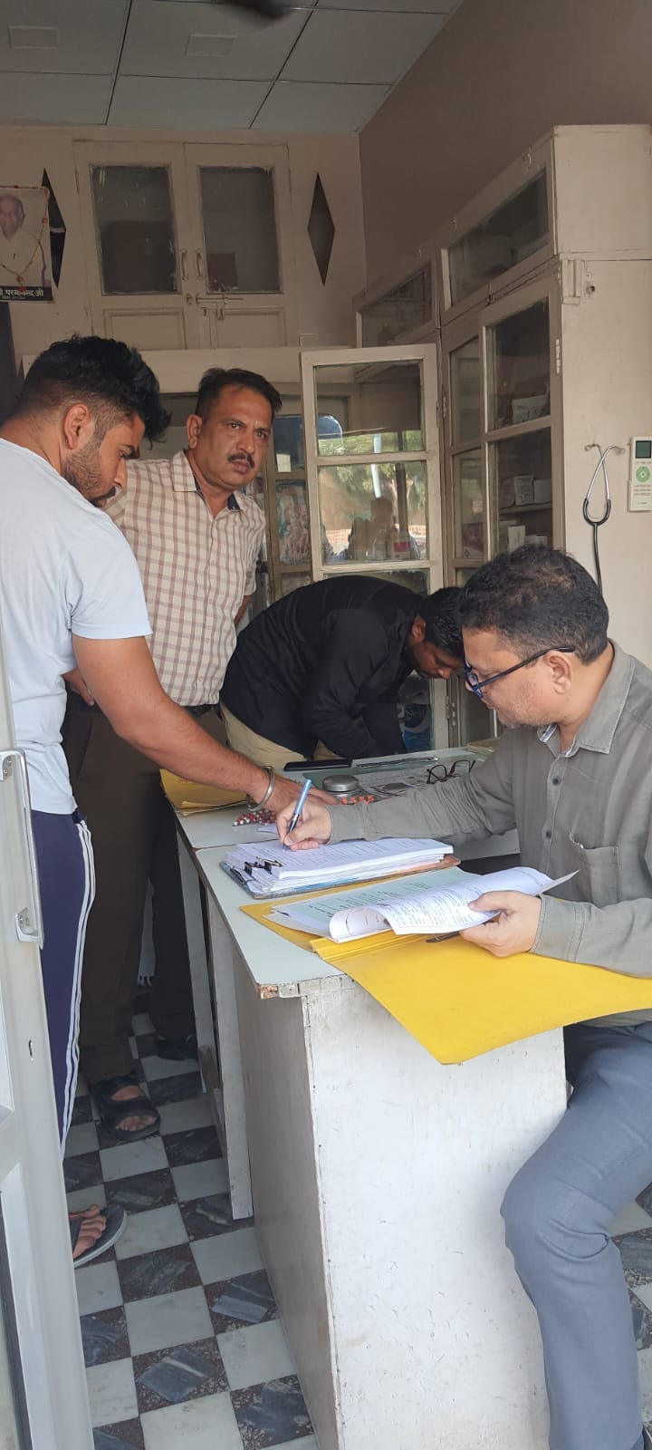 Intoxicating medicines were being sold without pharmacist and records, shop sealed