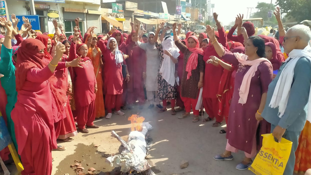Asha Workers Union burnt the effigy of the government