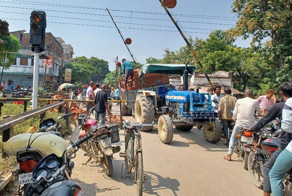 Train operation halted for an hour due to trolley getting stuck at level crossing gate