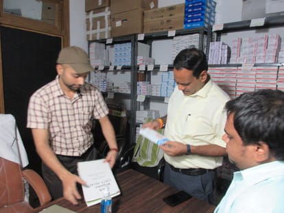 Four people died of fever in Puwayan, two died of dengue in Tilhar-Mirzapur.