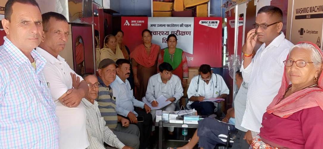 Health checkup of 62 people was done in Madan Negi and free medicine was given.