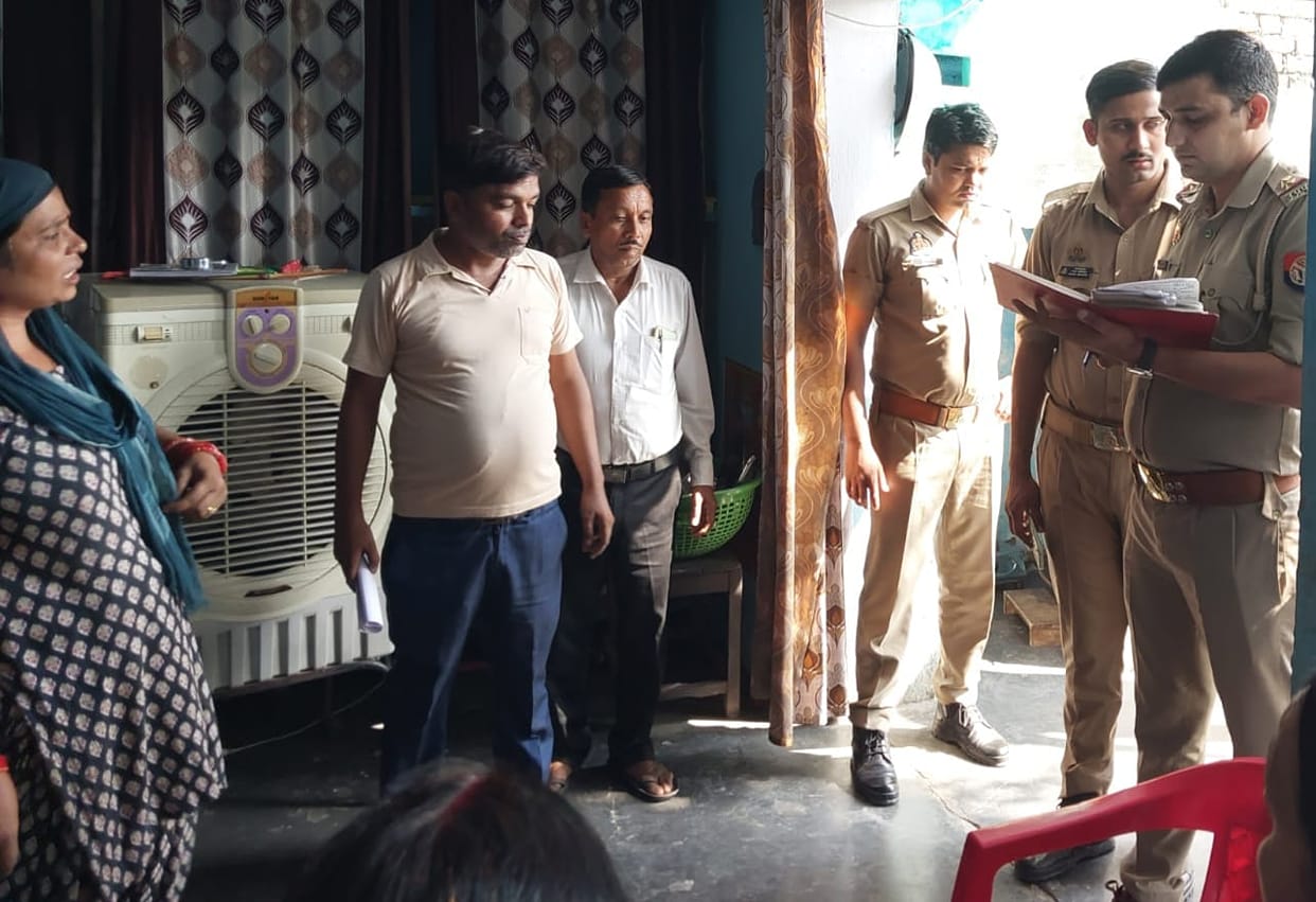 Jewelery and cash worth eight lakhs stolen from lawyer's house
