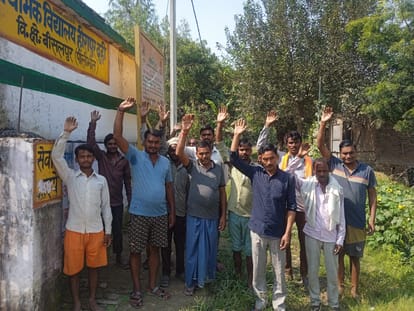 Villagers demonstrated against Panchayat Department