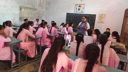 Pilibhit News: छात्राओं को दिए मानसिक रूप से स्वस्थ रहने के टिप्स Tips given to girl students to stay mentally healthy