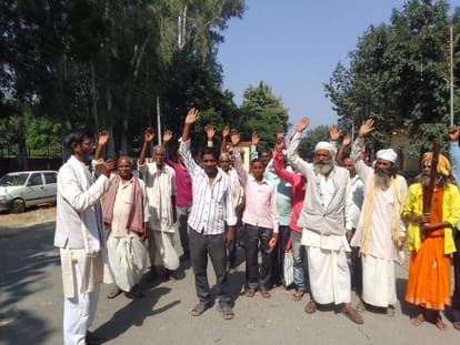 Pilibhit News: धान खरीद केंद्रों पर सुविधाएं न होने से भड़के किसान Farmers angry due to lack of facilities at paddy procurement centers