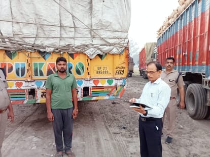 Pilibhit News: आठ ओवरलोड वाहनों से वसूला जुर्माना Fine collected from eight overloaded vehicles