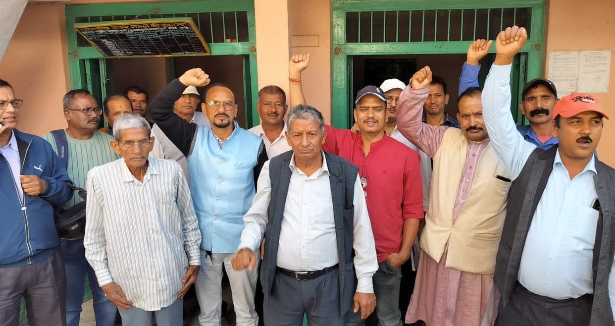 Cheap coal sellers protested against the government