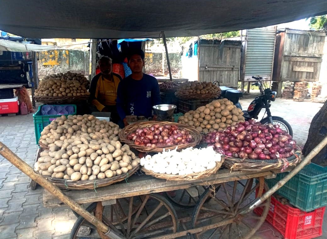 Middlemen are earning profits, farmers are suffering losses
