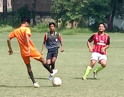 Pilibhit News: गांधी स्टेडियम की टीम बनी फुटबॉल मैच की विजेता Gandhi Stadium team became the winner of the football match