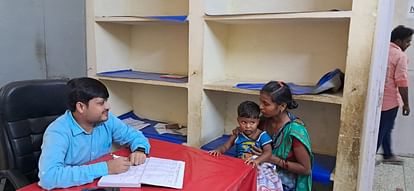 Pilibhit News: सुबह-शाम की ठंडक बच्चों को कर रही बीमार Morning and evening cold is making children sick