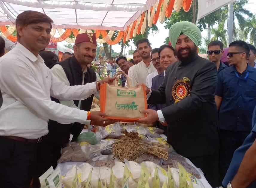 Presented a kit of local products to the Governor