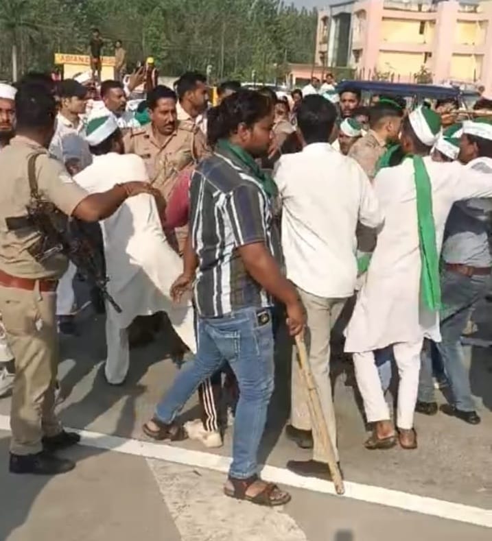 Kicking and punching between BKU Tomar workers and toll workers