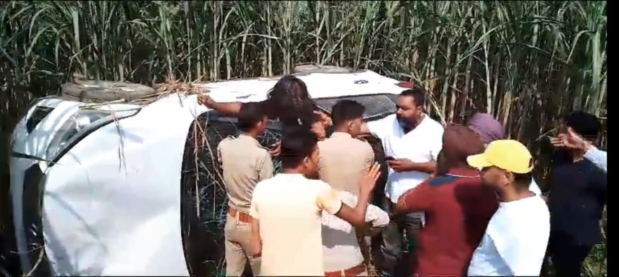 Car of miscreants who were fleeing after robbing tractor-trolleys laden with paddy overturned