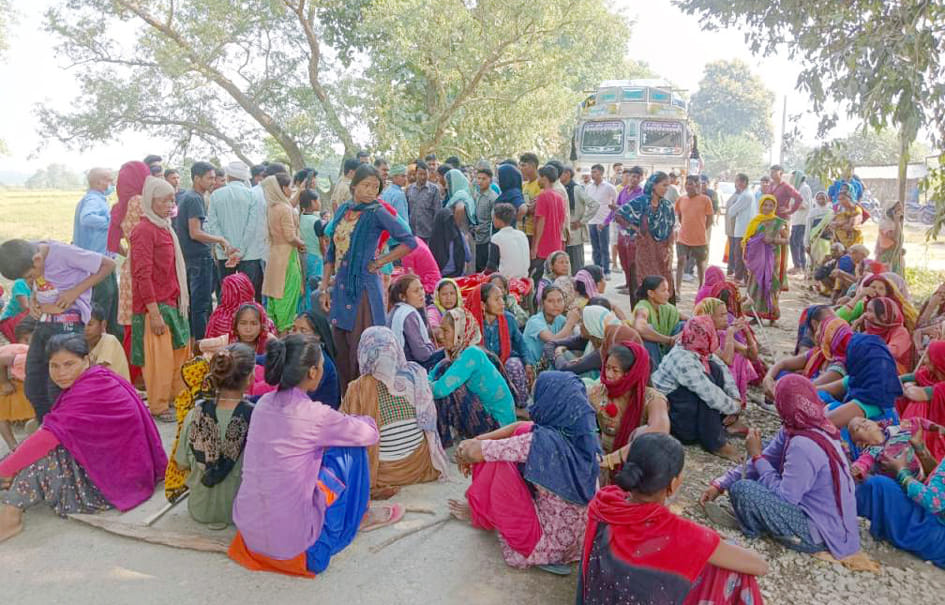 Angered by the death of PRD jawan, villagers blocked the road