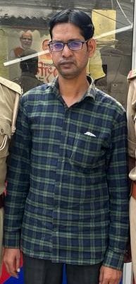 Shahjahanpur News: प्रभारी प्रधानाध्यापक ने स्वीकारा गुनाह, बोला-मुझसे गलती हो गई The headmaster in charge admitted his crime, said - I made a mistake