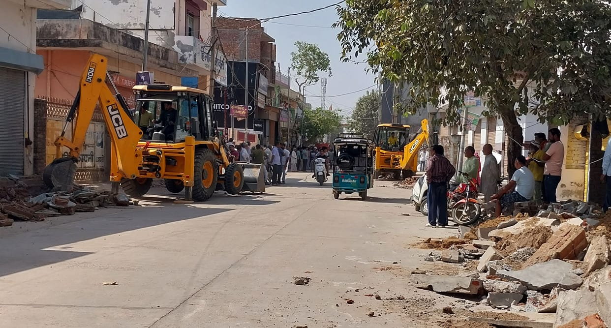 290 platforms demolished on Old Jhajjar road, suspicion of 10 buildings being wrongly built