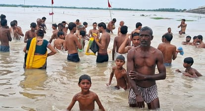 Thousands of devotees took a dip in Ganga on Pitru Visarjan Amavasya.