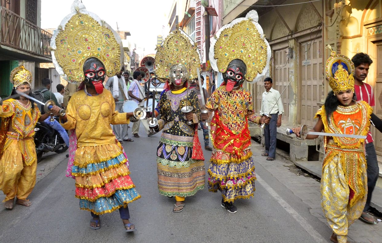 Devotees danced vigorously in Shivbarat, flowers rained at many places